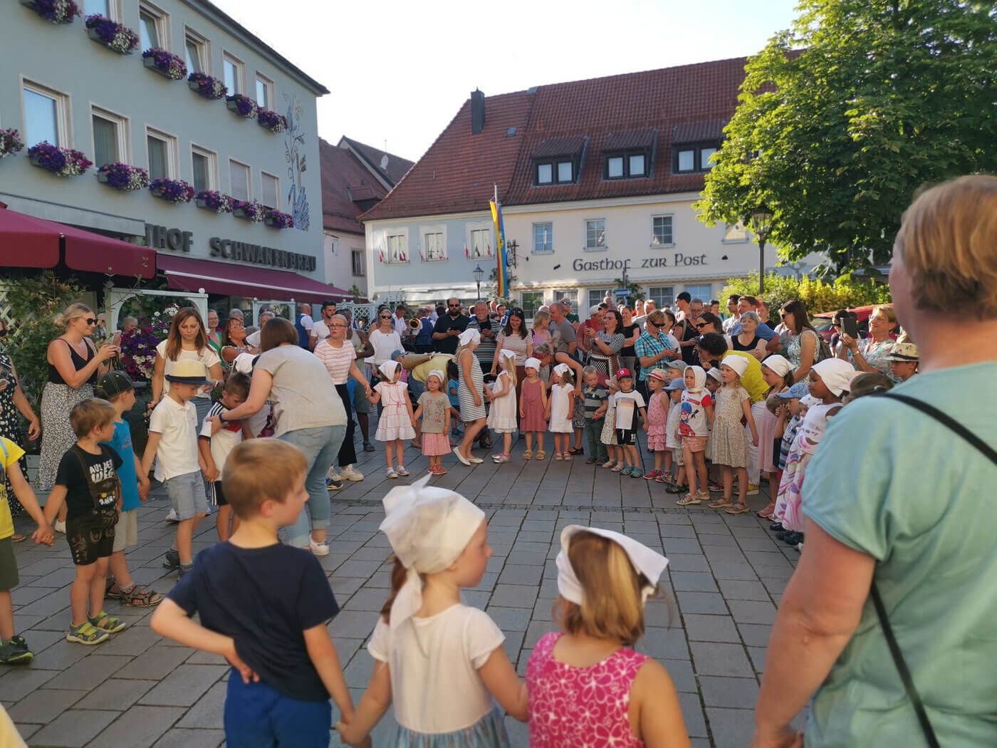 Zapfenstreich Ebermannstadt - Kinder mit weißen Hauben Zapfenstreich Ebermannstadt - Kinder mit weißen Hauben